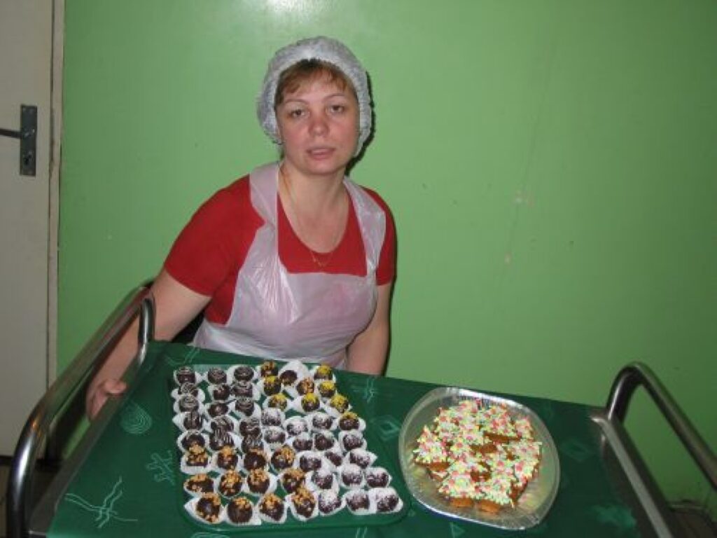 Marina Kuļikova ir specializējusies īpašo konfekšu gatavošanā. Viņai tas ne tikai patīk, bet arī lieliski izdodas. 
Autors: Aldis Dubļāns