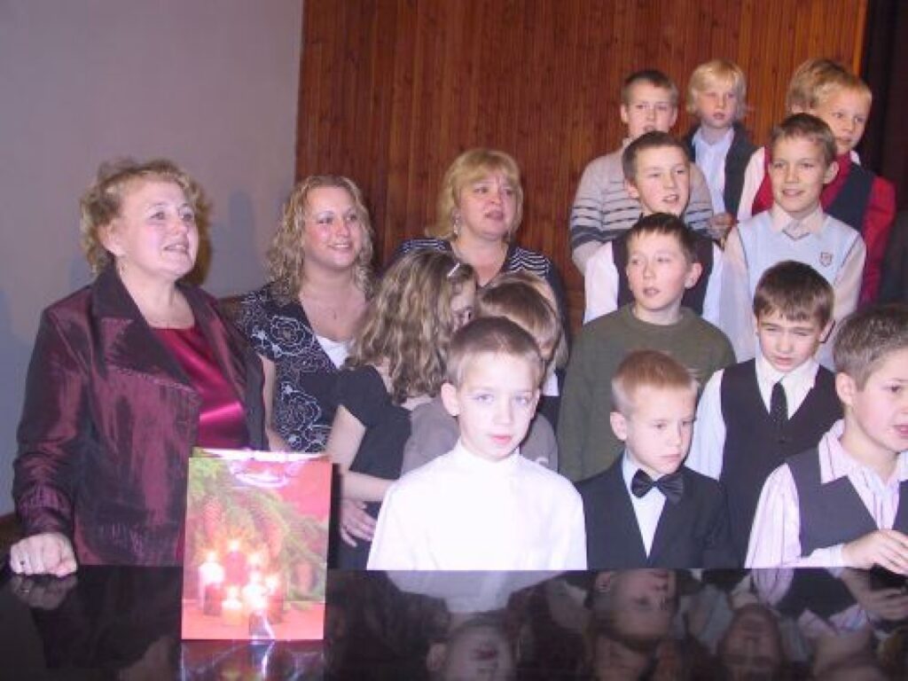 Ziemassvētku priekšnesums noslēdzās ar Smiltenes Centra vidusskolas sākumskolas kopkora dziedājumu.
Autors: Sarmīte Ozola