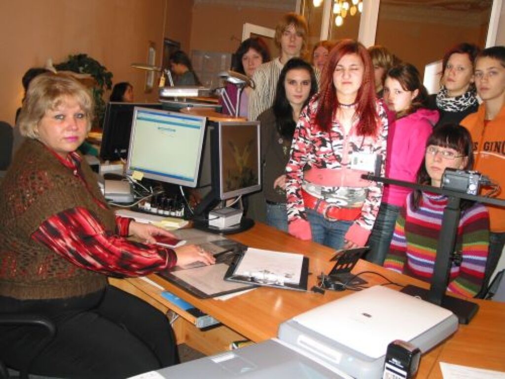 Pilsonības un migrācijas lietu pārvaldes Valkas rajona nodaļas vadītājas vietniece Inese Jansone Valkas pamatskolas skolēnus informē par jaunā parauga pasēm.
Autors: Inga Karpova