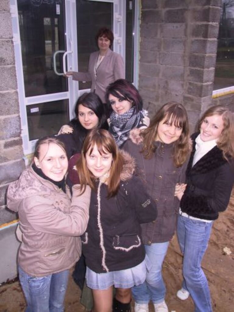 Smiltenes ģimnāzijas simtgadē ieeja ēkā būs no jaunās piebūves. Foajē interjerā pēc skolēnu, arī 11. a klases meiteņu, un direktores vietnieces Aldas Miķes  ieceres izmantos skolas karoga  krāsas.
Autors: Sandra Pētersone