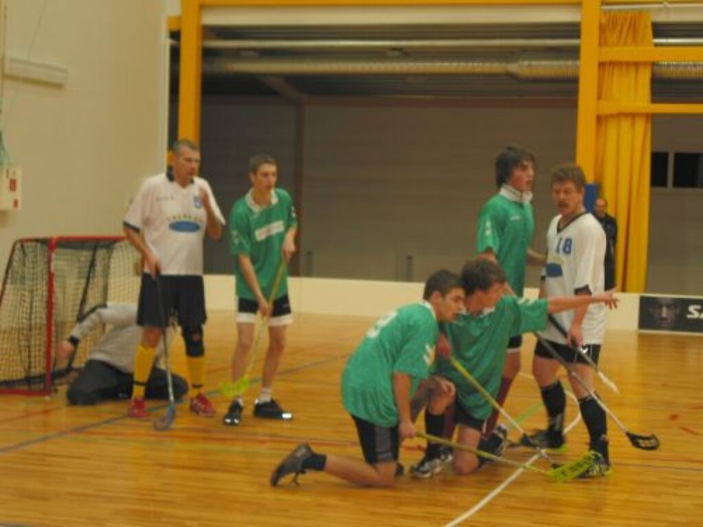 Pirmā puslaika beigās Valkas ģimnāzisti itin braši cīnījās pret “Rubene/Peri” veterāniem. Ejot pārtraukumā rezultāts bija 2:1 valcēniešu labā.
Autors: Aldis Dubļāns