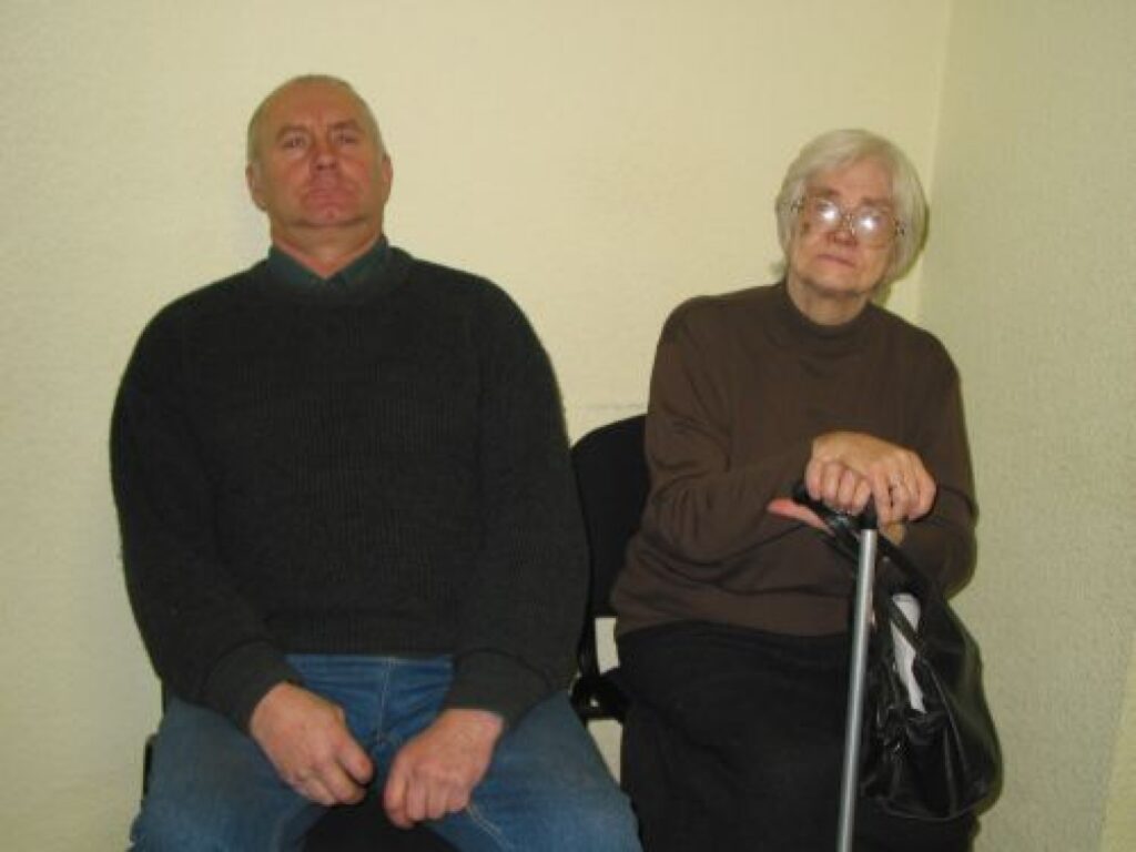 Uz ģimenes ārsta Māra Nātras prakses vietu atnākušie iedzīvotāji Rolands Vītus un Astrīda Batalauska gan ar ironiju, gan sašutumu vērtē valsts nostāju veselības aprūpes nodrošināšanā.
Autors: Aivars Zilbers