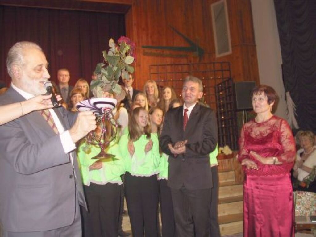 Bijušais Smiltenes mūzikas skolas, bet tagad Madonas mūzikas skolas direktors Artis Kumsārs (no kreisās) uzdāvināja skolai kausu par aizvadītajiem 50 gadiem un lāpu – par nākamajiem 50. Dāvanu saņem Smiltenes mūzikas skolas direktors Andris Megnis un direktora vietniece Gunta Pētersone.
Autors: Sandra Pētersone