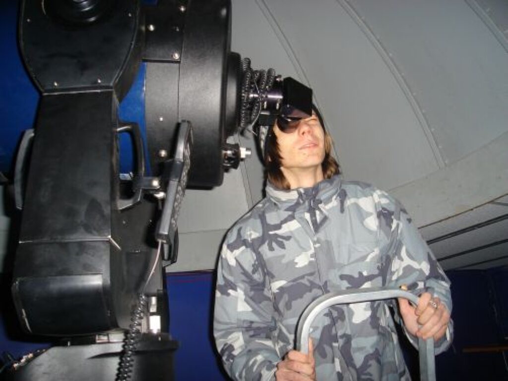 Foto pieraksts: 10. klases skolēni teleskopā apskatīja baznīcas gaili, jo vakarpusē debesis vēl bija apmākušās. 
Autors: Santa Sinka