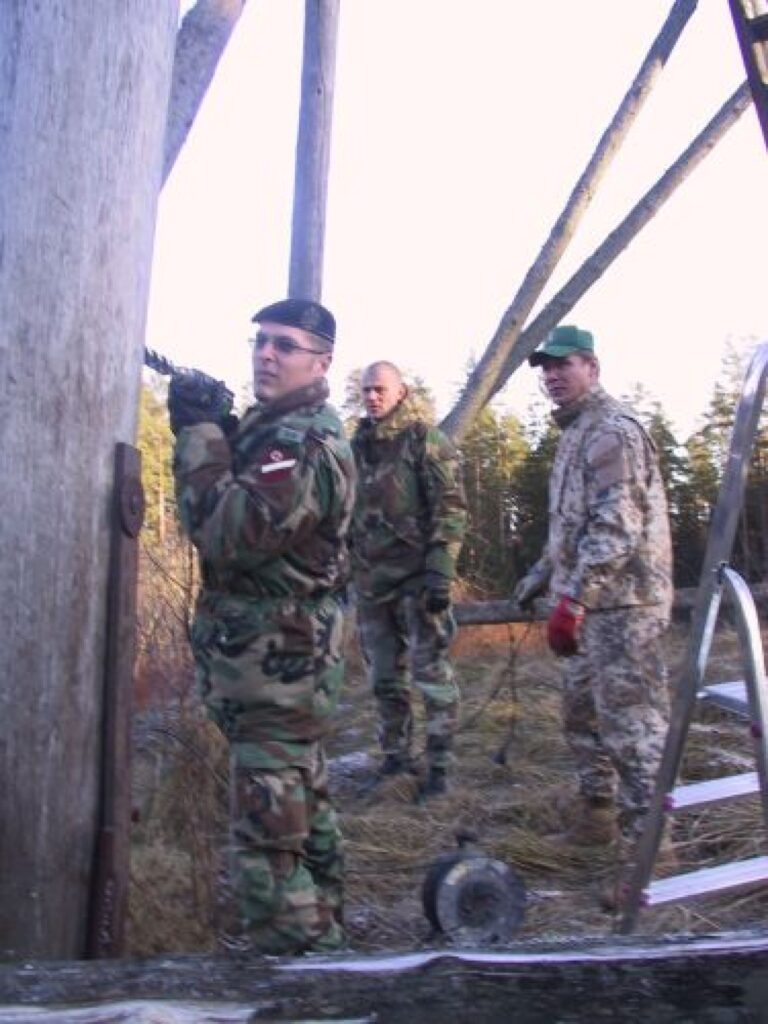 Niedrāja mežos vairs nav Pārkalnes uguns novērošanas torņa. To šodien uzspridzināja zemessardzes inženiertehniskā bataljona karavīri (attēlā – izurbjot vietu sprāgstvielas ielikšanai).
Autors: Sandra Pētersone