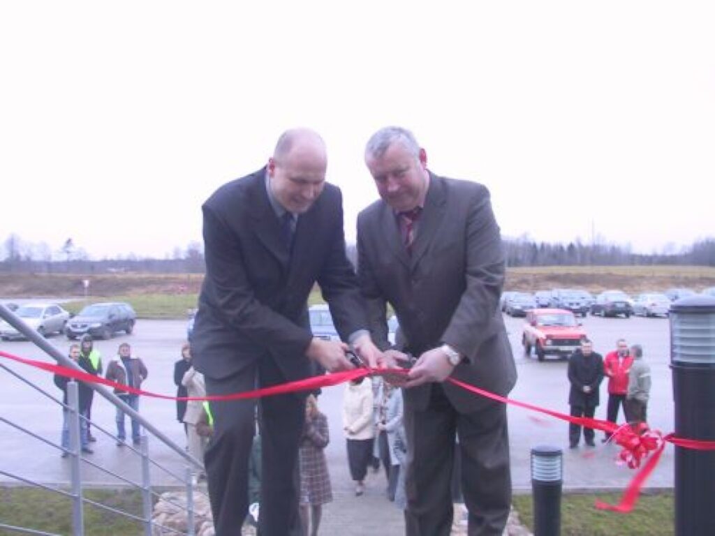Trešdien akciju sabiedrības “Stora Enso Timber” Launkalnes kokzāģētavā atklāja jauno biroja ēku. Lenti pārgriež uzņēmuma valdes priekšsēdētājs Uldis Deisons (no kreisās) un Launkalnes pagasta padomes priekšsēdētājs Māris Lazdiņš
Autors: Sandra Pētersone
