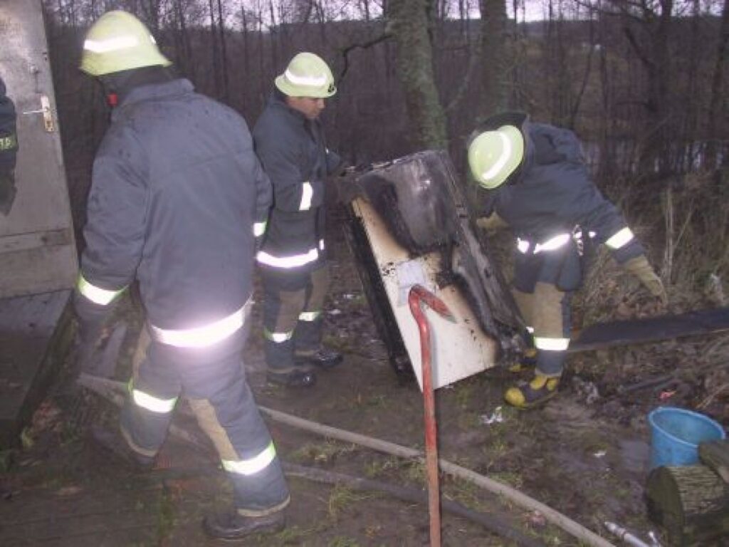 Ugunsdzēsēji no piedūmotās virtuves iznes ledusskapi. Izskatās, ka tajā iekurināta malka.
Autors: Sarmīte Ozola