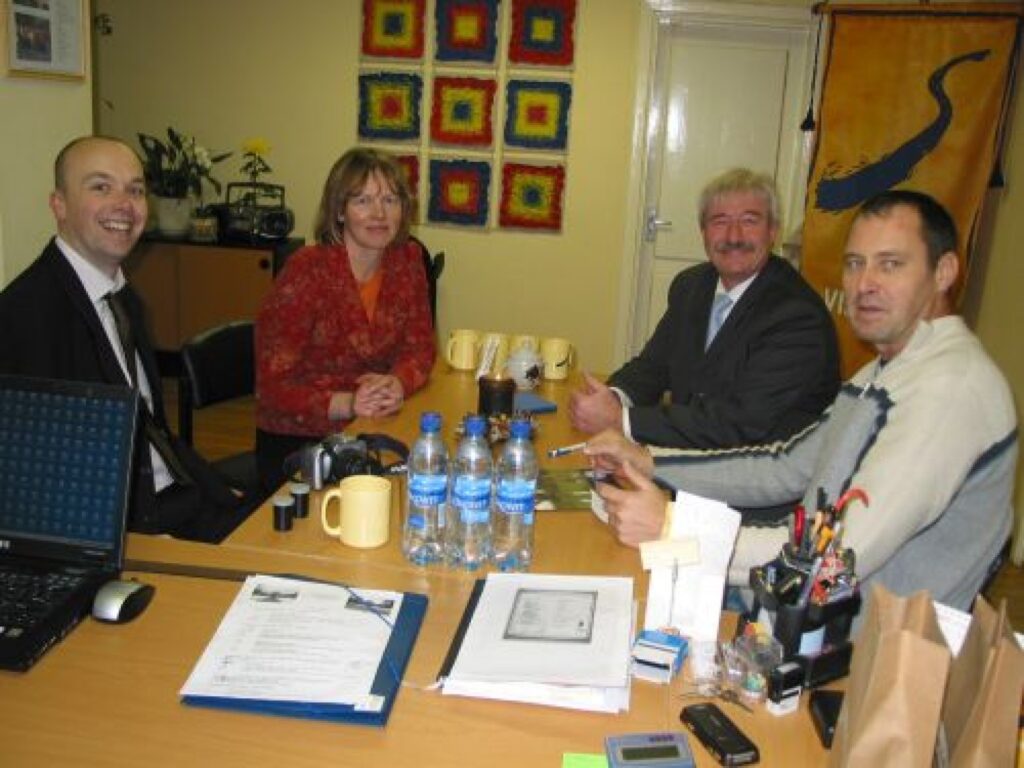 Strenču vidusskolas vadība sarunās ar Anglijas izglītības darbiniekiem sadarbību nolemj sākt kultūras jomā.
Autors: Aivars Zilbers