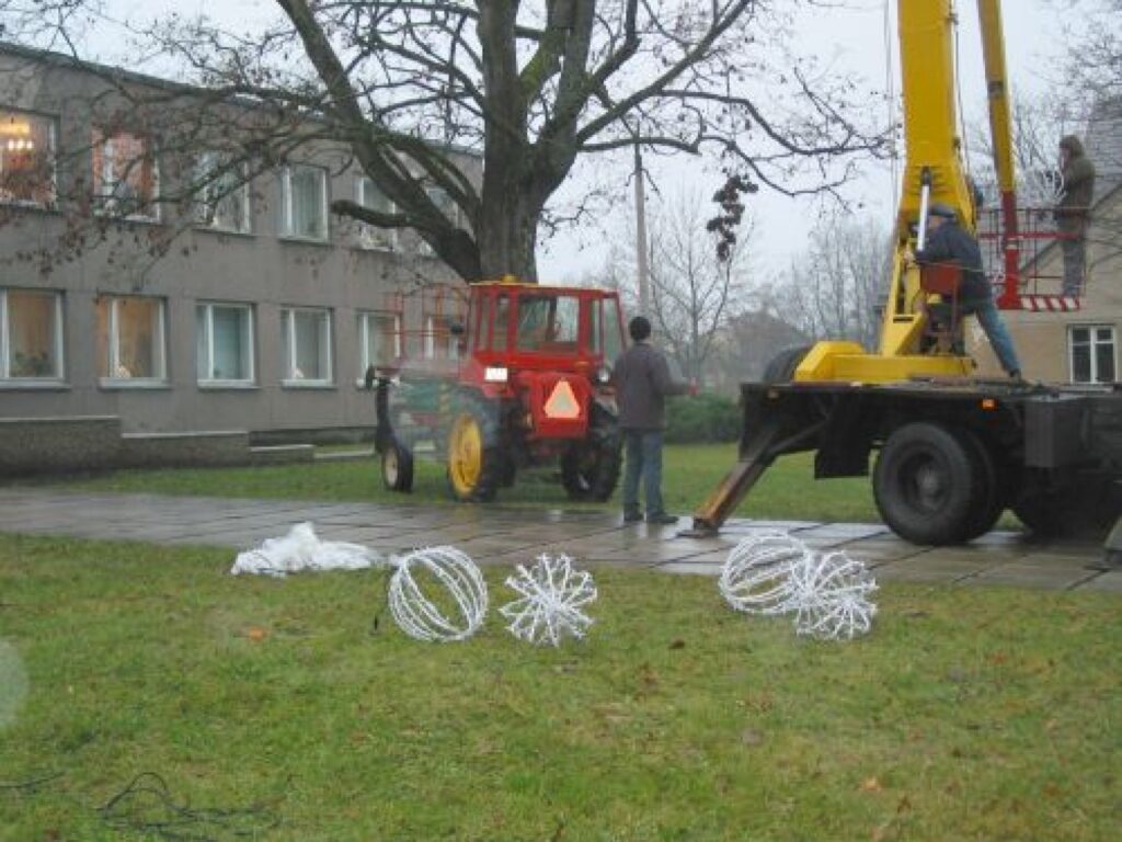 Otrdienas priekšpusdienā Valkā vienā no kokiem pie pašvaldības iestāžu nama Beverīnas ielā 3, kāra interesantus apgaismes ķermeņus.
Autors: Inga Karpova