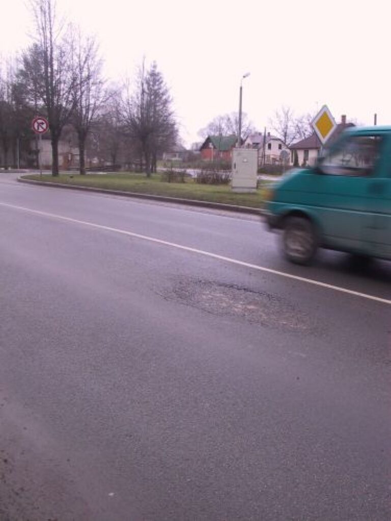 Šovasar uzklātajā asfalta segumā pie Meža kapiem izveidojies iesēdums. Uzņēmums “8CBR” to salabos par saviem līdzekļiem, tiklīdz atļaus laika apstākļi, vai ātrāk, ja veidosies avārijas situācija. 
Autors: Sandra Pētersone