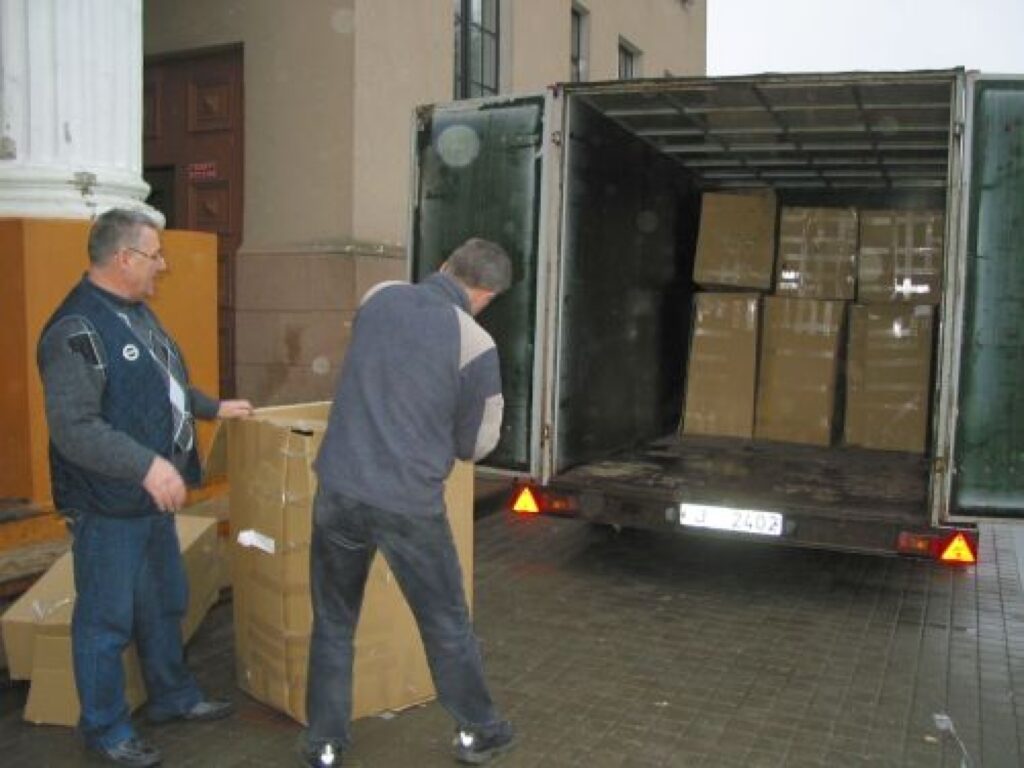 Valkas kultūras nama direktores vietnieks saimnieciskos jautājumos Aleksandrs Gruntmanis kopā ar jauno krēslu piegādātājiem -  SIA “Kalge” darbiniekiem – apskata jaunos krēslus.
Autors: Inga Karpova