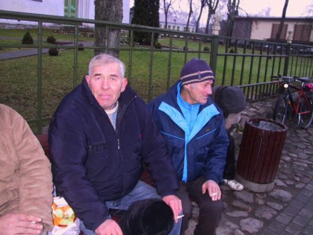 Smiltenes centra soliņus pie baznīcas sētas iecienījušas kompānijas, kuras tur jau dienas laikā rīko tusiņus un dzer alkoholu. “Mēs gan nevienu netraucējam,” par sevi un paziņām saka Pēteris Jēgers (no kreisās)
Autors: Sandra Pētersone