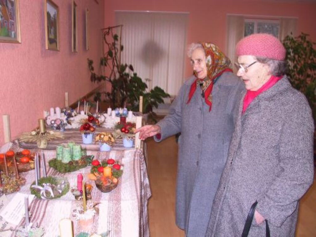 Strencēnieti Iru Plūksnu (no kreisās) uz Ziemassvētku kompozīciju izstādi Strenču psihoneiroloģiskās slimnīcas pacientu klubiņā uzaicināja kaimiņiene Rasma Amata. “Tik daudz mākslas, izdomas un darba ielikts!” slimnīcas darbinieku veikumu uzteic I. Plūksna.
Autors: Sandra Pētersone