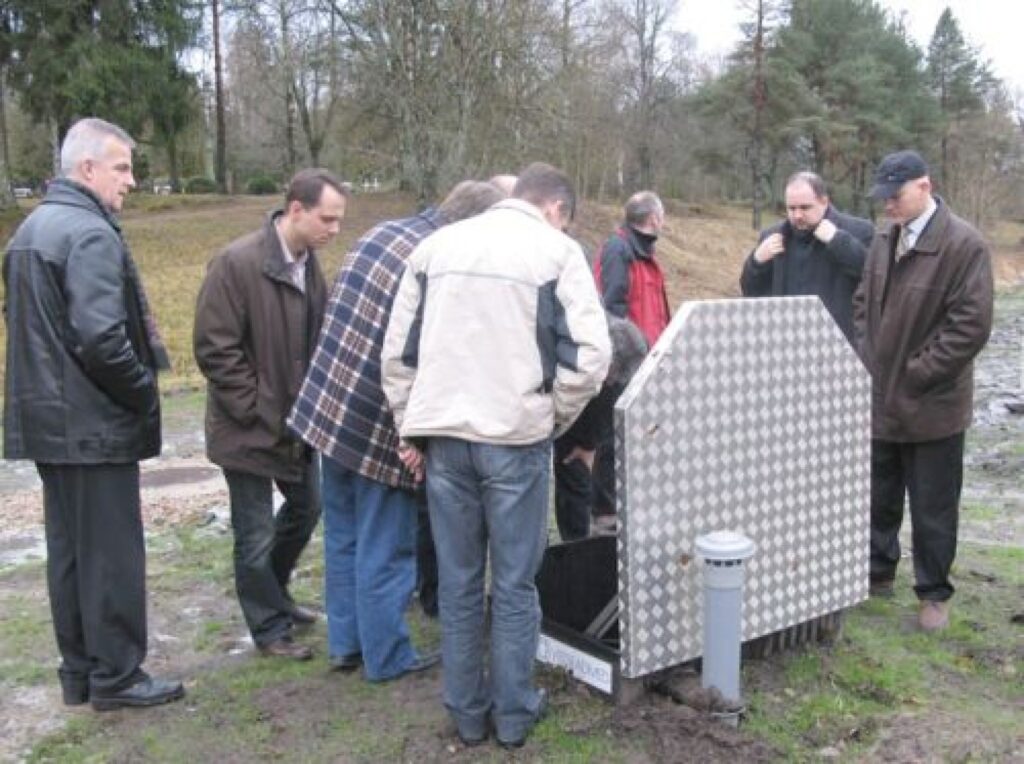 Valsts pieņemšanas komisija kopā ar Valkas domes speciālistiem pie jaunizveidotās sūknētavas Sēru ielā. Komisija atzīst, ka darbs veikts labā kvalitātē.
Autors: No arhīva