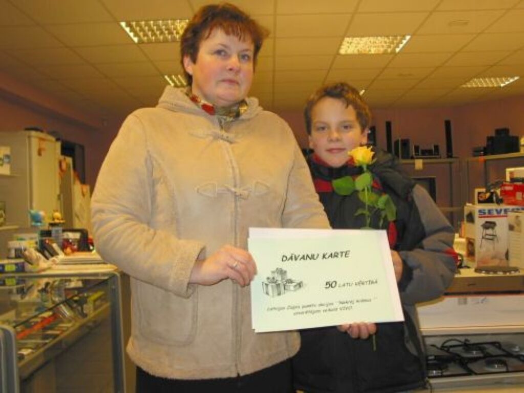 Iveta Vantere pierunāja dēlu četras spēļmantiņas (lietotus mobilos tālruņus) atdod utilizācijai un arečenu – balva ir rokā.
Autors: Aldis Dubļāns