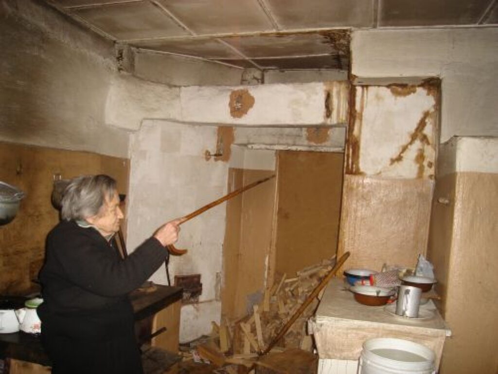 “Lietus laikā virtuvē viss ir slapjš, jo ūdens tek iekšā,” uz saplaisājušo skursteni norāda brantēniete Ilga Bušmane.
Autors: Santa Sinka