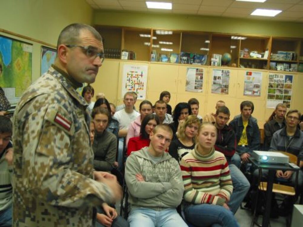 Nacionālo bruņoto spēku virskapelāns Elmārs Pļaviņš pieredzējis, ka ekstrēmos apstākļos gandrīz visi kareivju kļūst ticīgi un vēlas, lai par viņiem aizlūdz.
Autors: Aldis Dubļāns