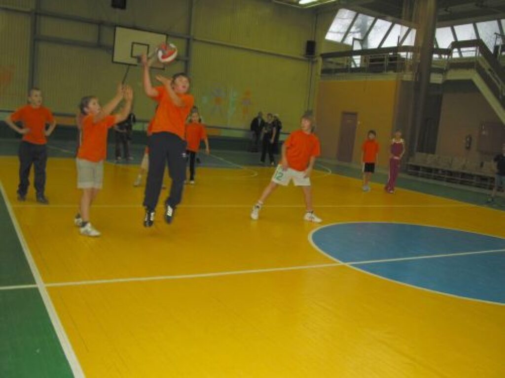 Mazo skolu grupā par Valkas rajona čempioniem kļuva Ēveles pamatskolas tautas bumbas komanda. 
Autors: Aldis Dubļāns