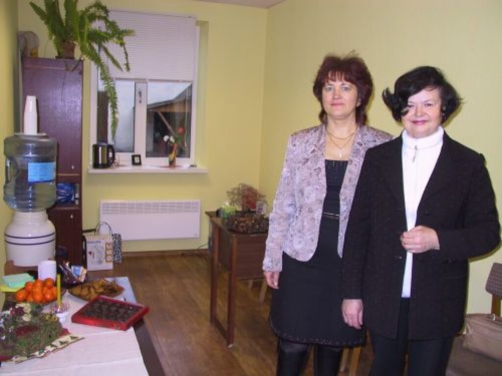  Latvijas Sarkanā Krusta Smiltenes nodaļas vadītāja Inguna Apsīte (no kreisās) un Valkas komitejas izpilddirektore Gaļina Sokolova sagaidīja sveicējus SK Smiltenes nodaļas jaunajā mājvietā. “Beidzot mums ir telpa, kurā patīkami uzturēties,” priecājas I. Apsīte.
Autors: Sandra Pētersone