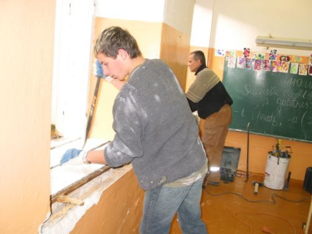 SIA “Būve” strādnieki Jānis Ozols un Andris Ķēde veic logu nomaiņu kārtējā klasē.
Autors: Aivars Zilbers