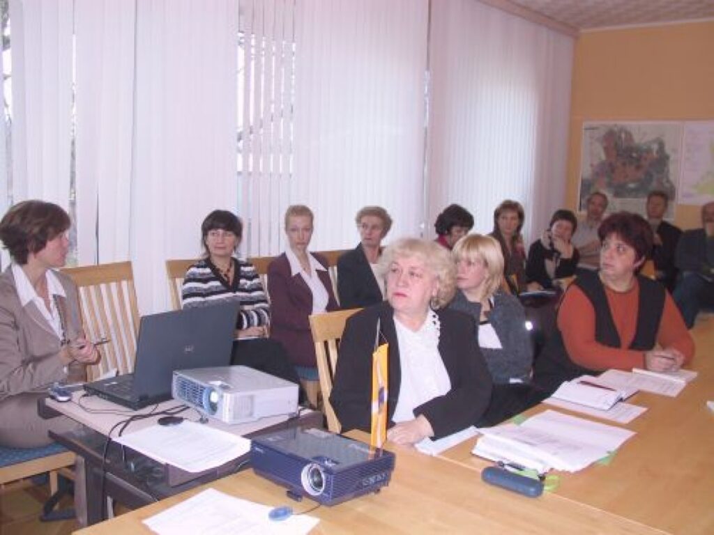 Smiltenes pilsētai top attīstības programma nākamajiem septiņiem gadiem. Tās izstrādē iesaistās darba grupas (attēlā – izglītības, kultūras un sporta jautājumu), kā arī tiek gaidīts sabiedrības viedoklis, piedāvājot ikvienam aizpildīt aptaujas anketu.
Autors: Sandra Pētersone