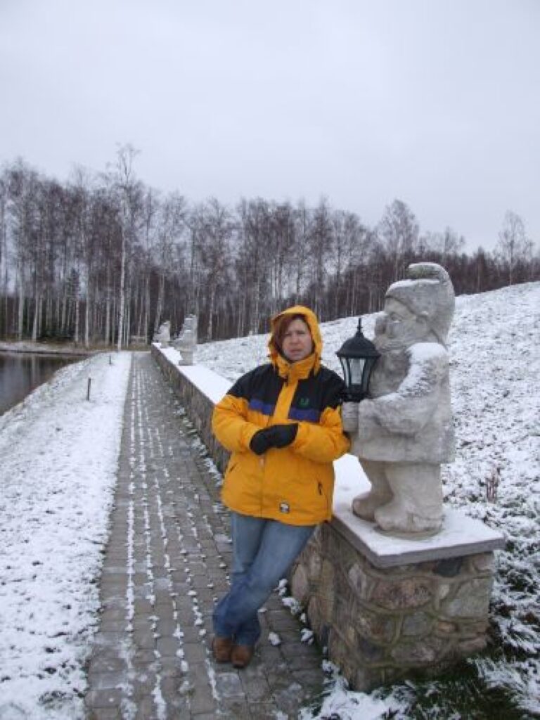 Valkas lauku konsultāciju biroja lauku attīstības speciāliste Valda Empele pie viena no daudzajiem rūķiem “Meža salās”. Viņa uzskata, ka labāko kaimiņu rajonu saimniecību apmeklēšana dod iedvesmu jaunām idejām lauku izaugsmes veicināšanā mūsu rajonā.
Autors: No arhīva 