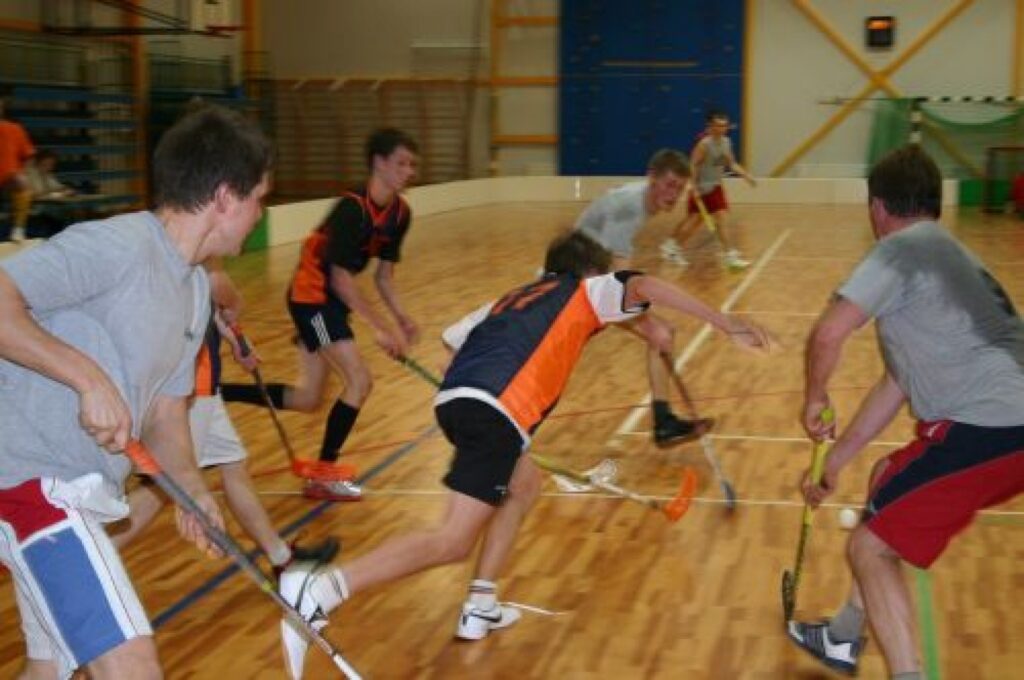 Florbols Valkā kļūst aizvien populārāks. 2008. gada čempionātā piedalīsies arī kaimiņvalsts Igaunijas sportisti un Latvijas labākā sieviešu komanda.
Autors: Aldis Dubļāns