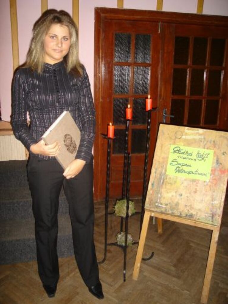 “Kad sākām mēģināt, izdzirdot citus skaitam manus dzejoļus, raudāju. Radās sajūta, ka man tiek atņemts kaut kas personisks, bet vēlāk jau pie tā pieradu,