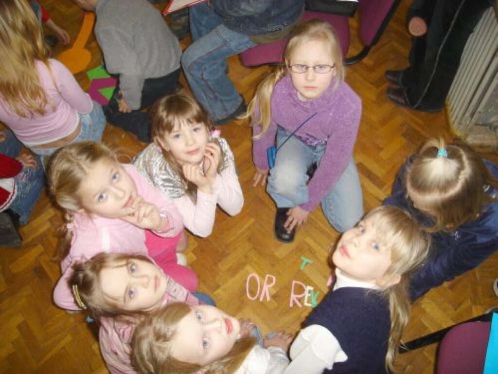 Pirmklasnieki godam apliecināja skolā iegūtās zināšanas, veicot atjautīgus uzdevumus matemātikā, vizuālajā mākslā, rokdarbos un latviešu valodā, ko viņiem bija sagādājuši sākumskolas vecāko klašu skolēni.
Autors: Santa Sinka