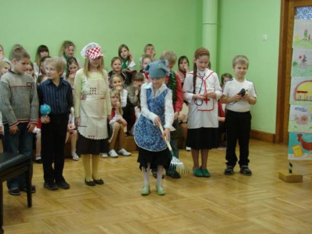 Bērni teatralizēti izspēlēja dzejnieces Birutas Žurovskas dzejoļus, kas patika gan lieliem, gan maziem. 
Autors: Santa Sinka