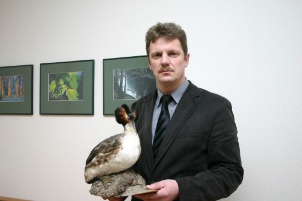 Strenču mežniecības mežzinis Jānis Ence ir kaislīgs putnu un dabas fotogrāfs, turklāt arī lielas putnu izbāžņu kolekcijas īpašnieks.
Autors: Aldis Dubļāns