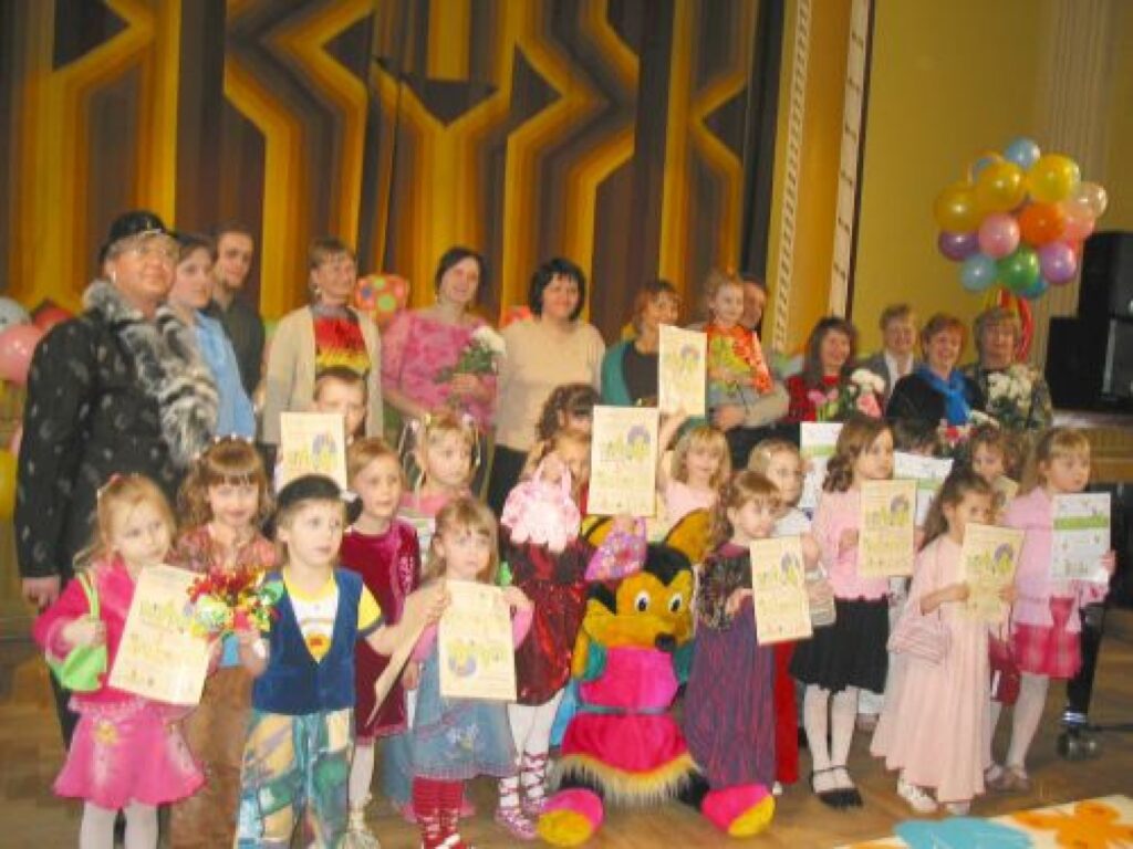 Pagājušajā gadā mazo vokālistu konkursos “Cālis” un “Visi putni skaisti dzied” piedalījās kupls dziedātāju skaits.
Autors: Inga Karpova