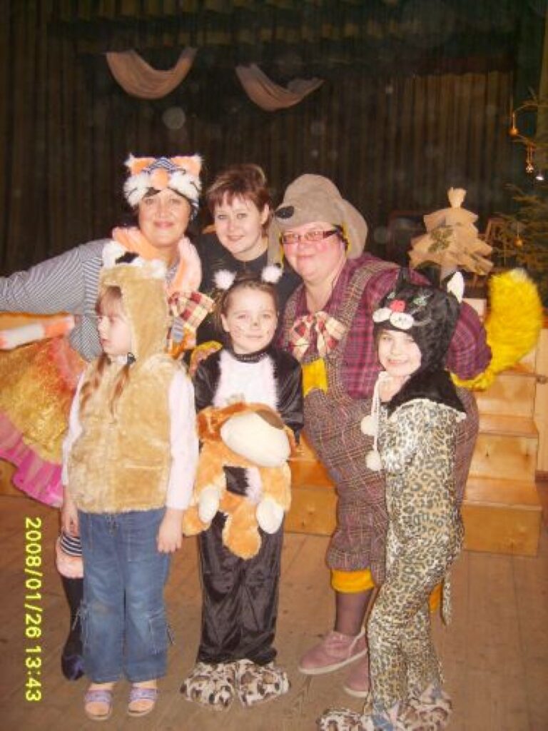 Bērnu karnevāla vadītājas Līga Stebere (no labās), Ineta Vanaga un kultūras pasākumu organizatore Daiga Beitika (vidū) atzīst, ka tik daudzu masku ierašanās ir brīnums
Autors: No personīgā arhīva