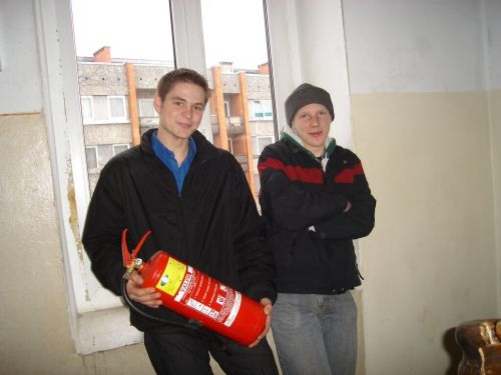 Smiltenes 29. arodvidusskolas audzēkņi Kalvis Peips (no kreisās) un Andis Mazjānis  secina, ka ar ugunsdzēšamo aparātu jāprot rīkoties ikvienam jaunietim. 
Autors: Sarmīte Ozola