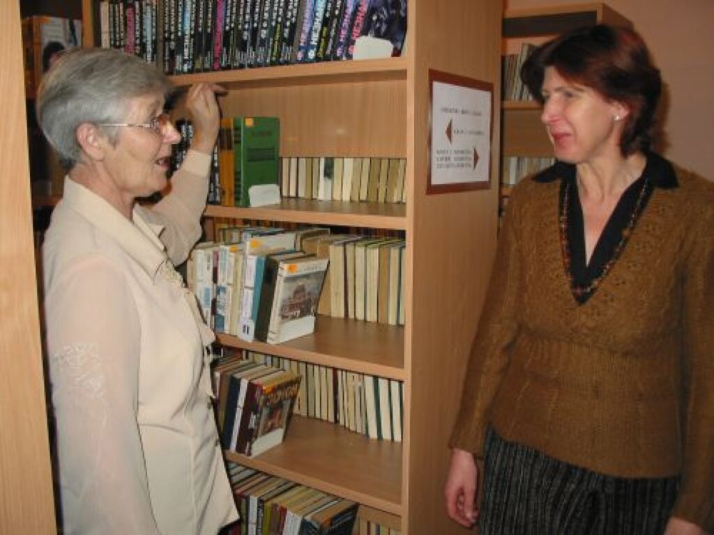 Valkas pilsētas bibliotēkas vadītāja Ginta Dubrovska (no labās) apsveic Sēļu bibliotekāri Dzidru Jevsejevu ar jaunām iestādes telpām un sola, ka jaunā bibliotēka ir tikpat kā jau akreditēta.
Autors: Aivars Zilbers