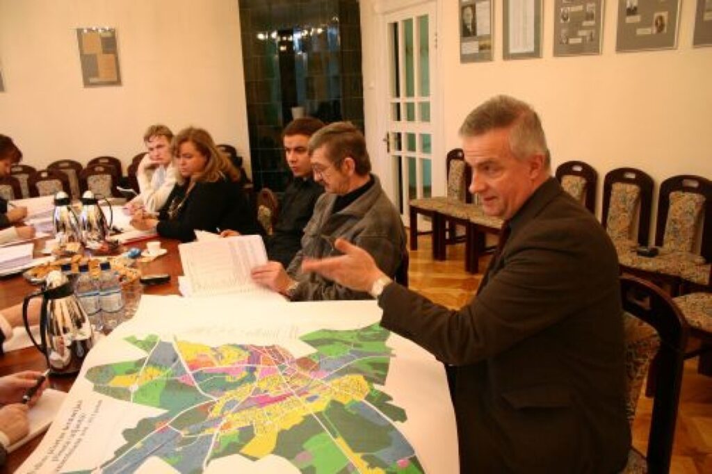 Valkas domes izpilddirektors Valdis Rogainis (no labās) projektā iesaistīto institūciju pārstāvjiem skaidro pilsētas domes izvirzītās prioritātes. 
Autors: Aldis Dubļāns