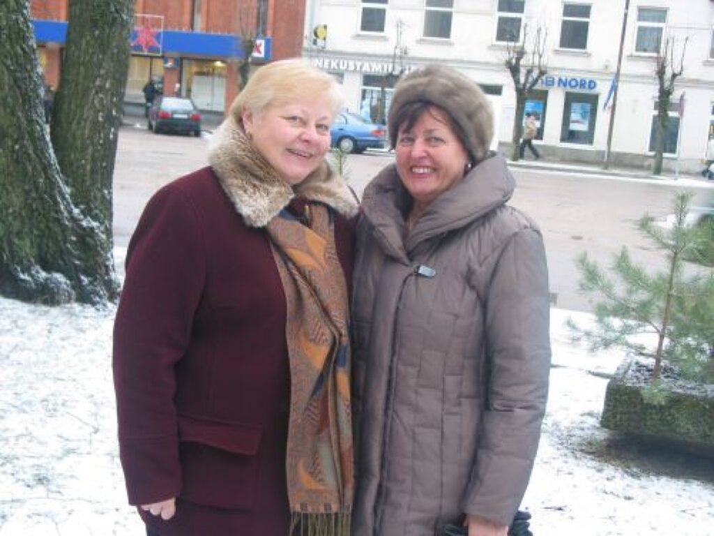 Tikšanās pēc daudziem gadiem saviļņo gan Inesi Ertlu (no labās), gan valcēnieti Ingu Bošu.
Autors: Aivars Zilbers