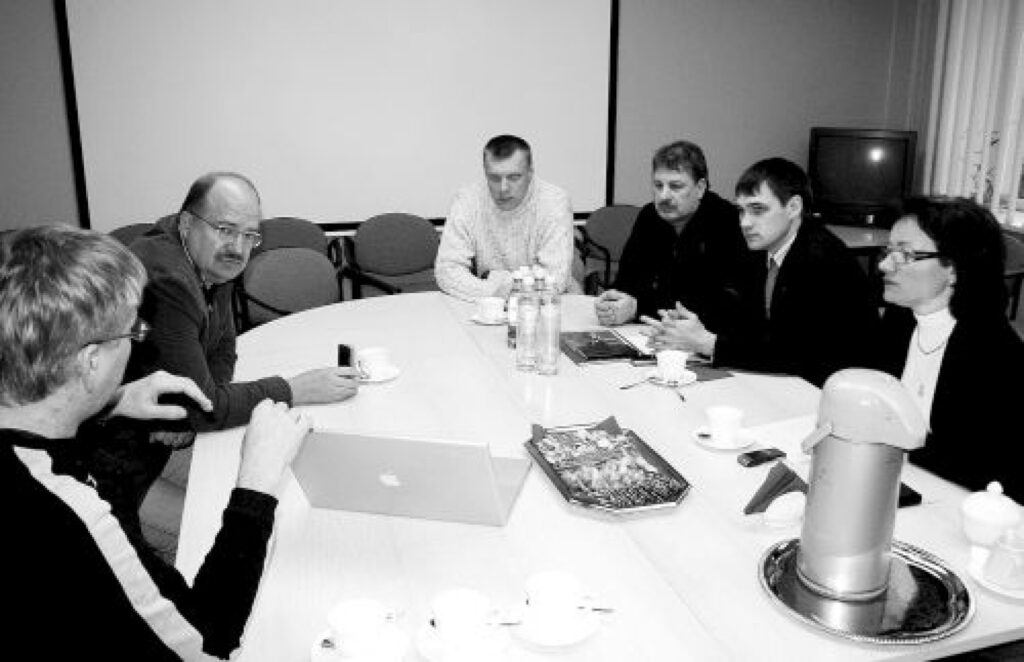 Latvijas un Igaunijas parlamenta deputāti Vents Armands Krauklis, Marguss Lepiks, Valgas pašvaldības pirmās personas Ivars Unts, Enno Kase un Valkas pašvaldības vadītāja Unda Ozoliņa uzklausa iespējamā investora piedāvājumu par ledus halles būvniecības iespējām.
Autors: Aldis Dubļāns