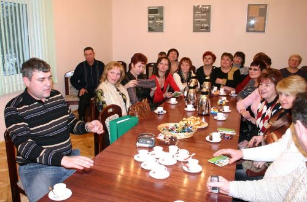 Andrejs Belovs (no kreisās) uz Valgu un Valku atveda Staraja Rusas administrācijas pārstāvjus, mazo pašvaldību vadītājus, sociālā dienesta, jauniešu organizāciju pārstāvjus un dažus uzņēmējus. 
Autors: Aldis Dubļāns