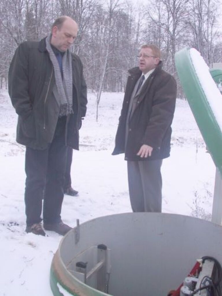 Arī automatizētā kanalizācijas sūknētava Valkas ielā, kuru reģionālajam būvinspektoram Ārim Kļaviņam (no kreisās) izrāda Smiltenes namu pārvaldes priekšnieks Raitis Melderis, ietilpst ūdenssaimniecības projektā. 
Autors: Sandra Pētersone