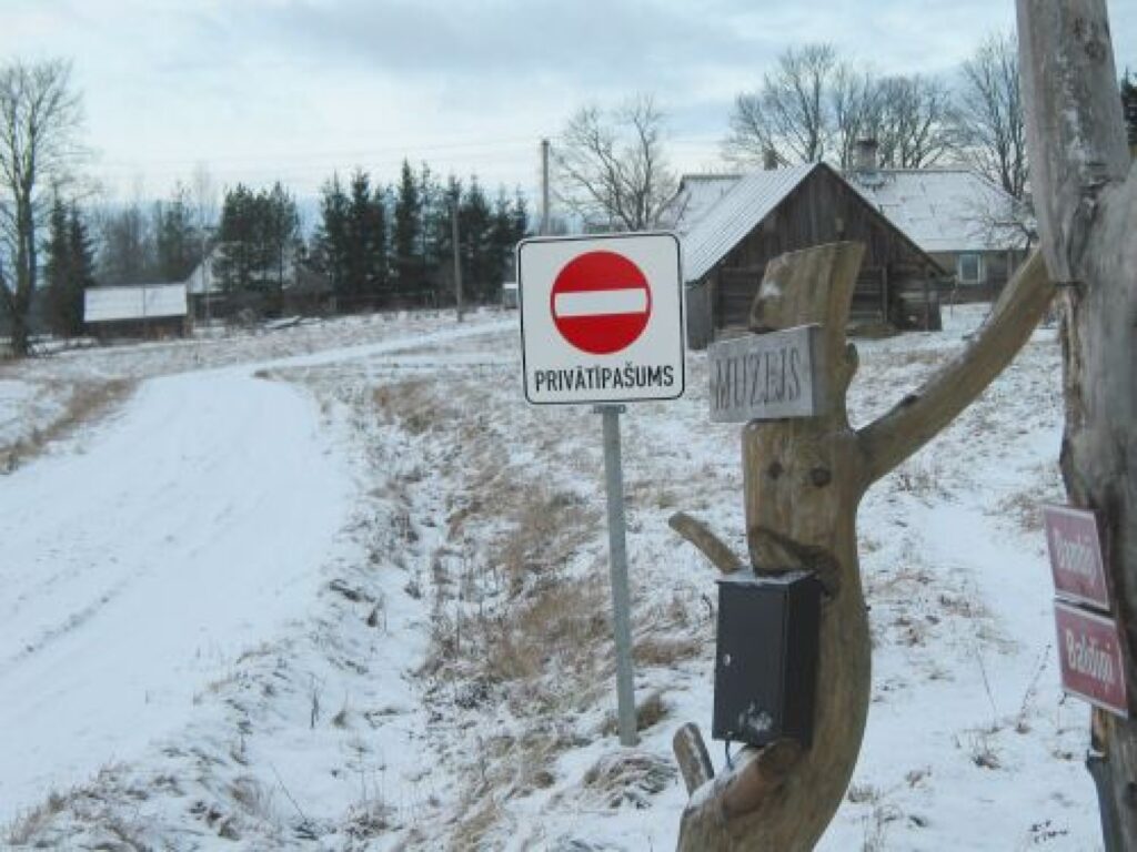 Lai pārtrauktu braukāšanu caur saimniecību, Guntis Bašķis pie iebraucamā ceļa ir uzlicis zīmi “Iebraukt aizliegts”.
Autors: Aivars Zilbers