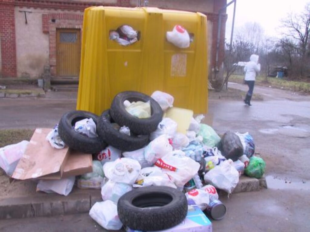 Atkritumu šķirošanai paredzēto dzelteno konteineru Smilšu ielā kāds atzinis par labu vietu, kur izmest vairs nevajadzīgas automašīnas riepas.
Autors: Sandra Pētersone