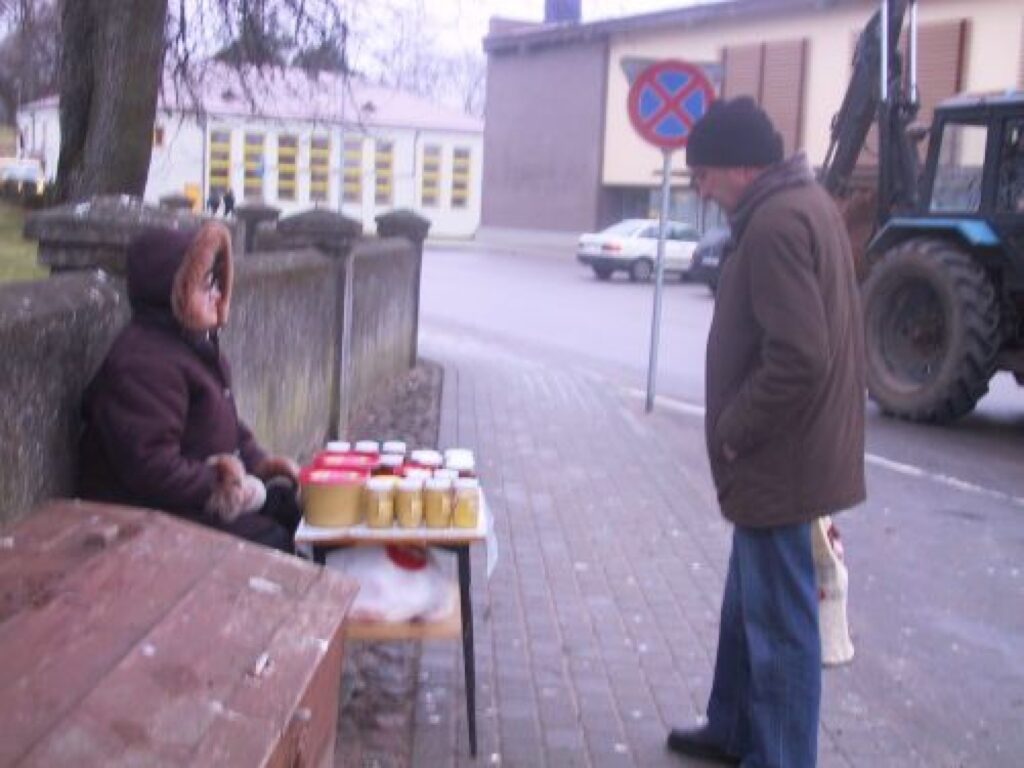  Smiltenietim Anatolijam ielu tirgotāji pie baznīcas sētas netraucē. Te esot vienīgā vieta, kur nopirkt vietējo bitenieku medu.
Autors: Sandra Pētersone