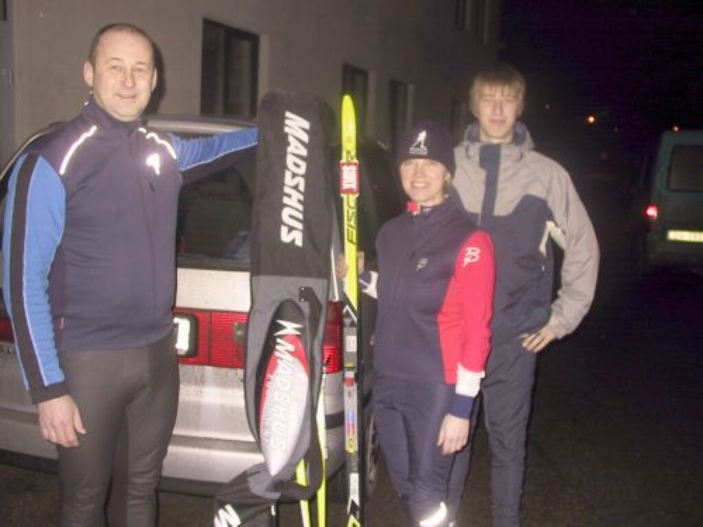 Gunta un Aigars Dudeļi un viņu vecākais dēls Jānis zina, kur ir sniegs, un tūlīt brauks slēpot. Tumsa viņus nebiedē, jo Otepē trases ir izgaismotas. 
Autors: Sandra Pētersone