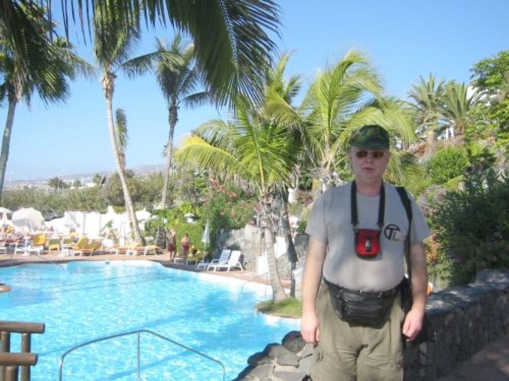 Jānis Garozs viesnīcas teritorijā aplūko baseinu.
Autors: No personīgā arhīva