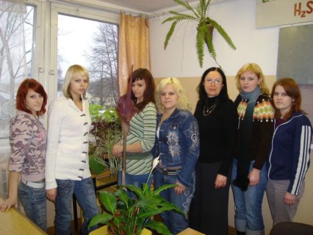 Par Amorfofallu katram ir savs priekšstats, citiem tā nešķiet īpaša, bet jaunietēm un bioloģijas skolotājai tā patīk. 
Autors: Santa Sinka