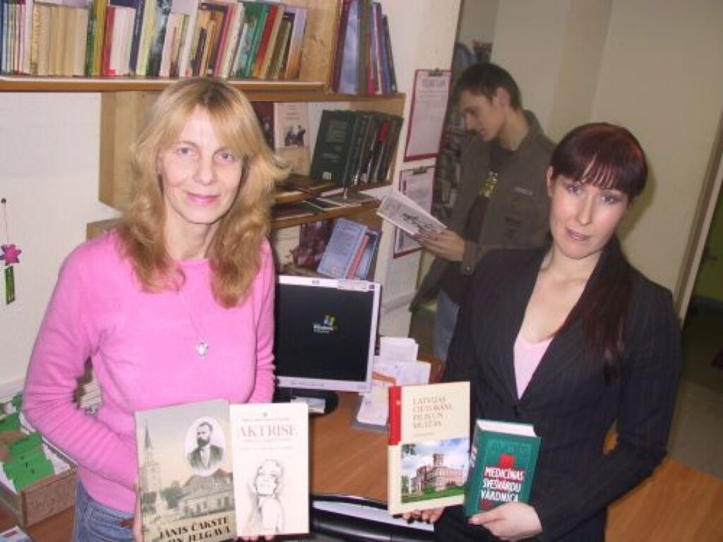 Smiltenes pilsētas bibliotekāres Alda Liuke (no kreisās) un Aira Stūre cer, ka Draudzīgajam aicinājumam atsauksies daudz labvēļu un bibliotēka saviem lasītājiem varēs piedāvāt vēl vairāk jaunu grāmatu. 
Autors: Sandra Pētersone