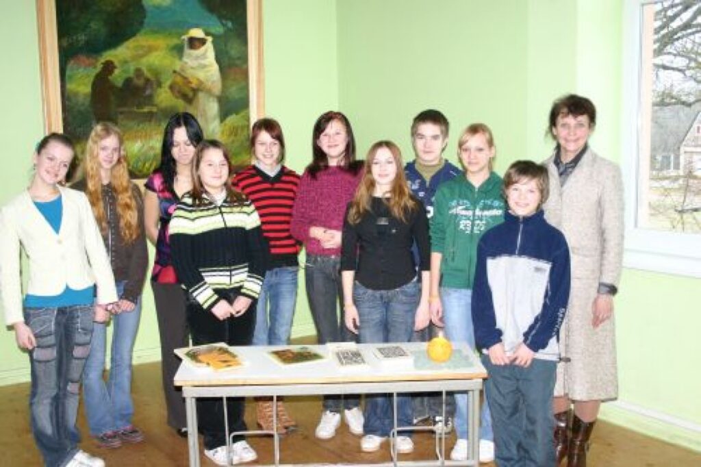 Skolotāja Aija Melbārde (no labās) priecājas, ka konkursā piedalījās arī zēni un daudzi dalībnieki dzejoļus izvēlējās paši.
Autors: Aldis Dubļāns