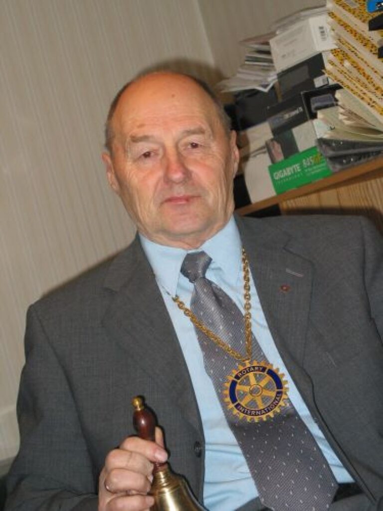 Rotari kluba prezidents Juris Biezais ir tiesīgs garākas diskusijas pārtraukt ar zvanu.
Autors: Aivars Zilbers