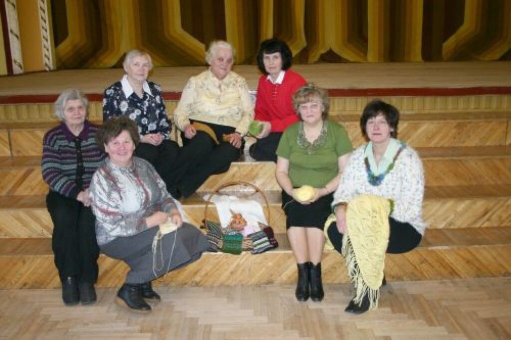 Tautas lietišķās mākslas studijas “Saulīte” dalībnieču Irēnas Rasmanes (no kreisās), Lillijas Krastiņas, Irēnas Galgānes, Veltas Tomanes, Millijas Ciguzes, Edītes Ābenas un Ineses Pētersones darinātie cimdi ir aizceļojuši uz daudzām valstīm. 
Autors: Aldis Dubļāns